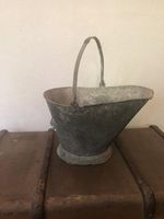 Seau à charbon en fer élégant et au look antique avec un design en métal solide pour transporter les granulés de bois et les cendres de poêle de cheminée