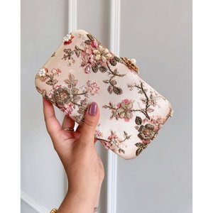 AZIZA FASHION DREAM – Pochette de soirée brodée florale et perlée avec décoration de perles, bandoulière et fermeture à rabat, capacité 1L - Product Image 1