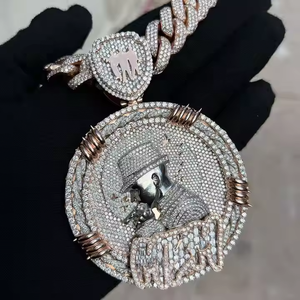 Pendentif Hip Hop unisexe en acier inoxydable entièrement serti de diamants avec un design élégant pour toutes les occasions et les fêtes - Product Image 3