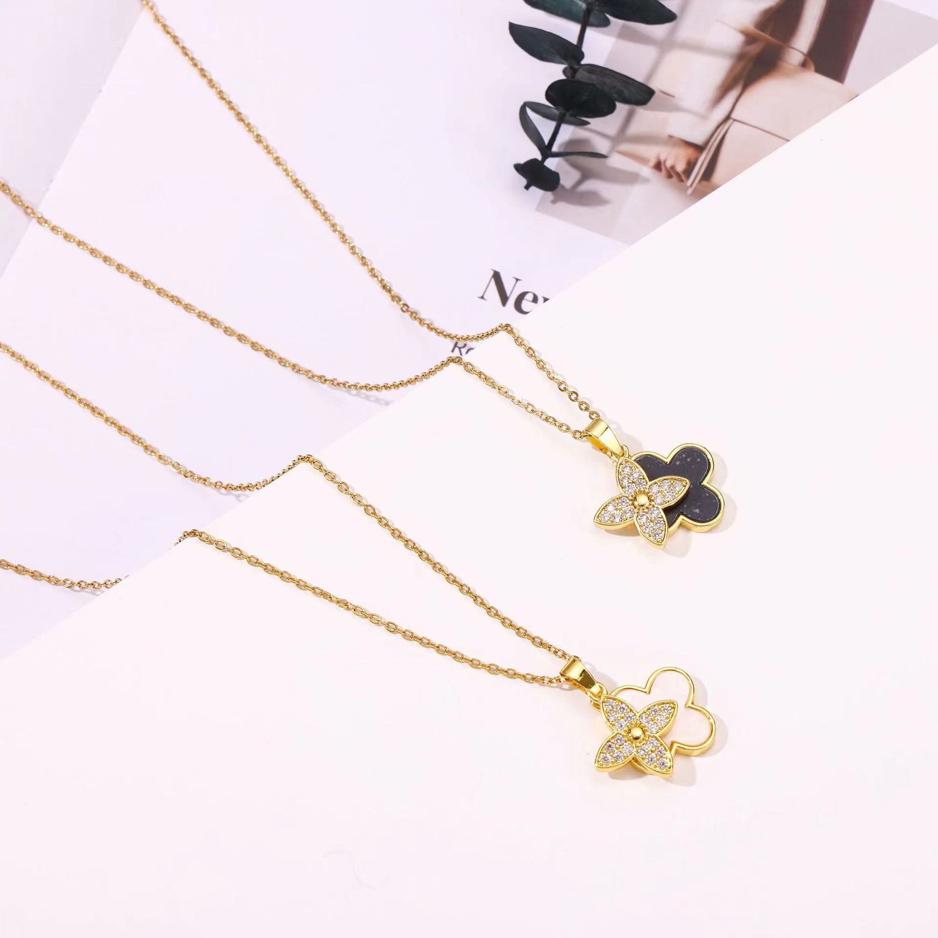 Clover necklace black/white