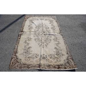 Tapis turc vintage classique beige et marron (4.7x7,9 pieds) - Product Image 1