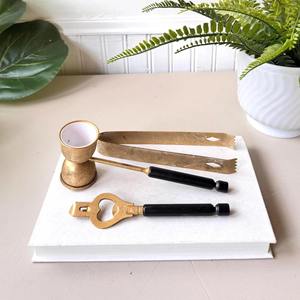 Ensemble d'outils de bar vintage en laiton avec ouvre-bouteille, pinces à glaçons et doseur pour usage professionnel en bar et présentation sur comptoir - Product Image 1