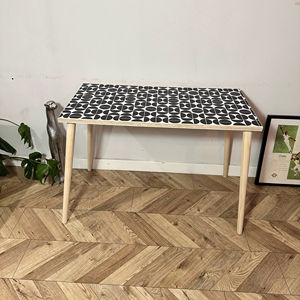 Mesa de Escritorio de Madera Contrachapada con Superficie de Vinilo, Diseño Elegante y Patas de Madera Maciza, Hecha a Mano para Oficina en Casa, Cafetería y Estudio - Product Image 1