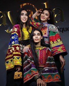 Vestido Largo Ceremonial Étnico Vintage de Chifón Bordado a Mano de Lujo para Niñas Afganas, Arte Delicado, Estética Tradicional - Product Image 5