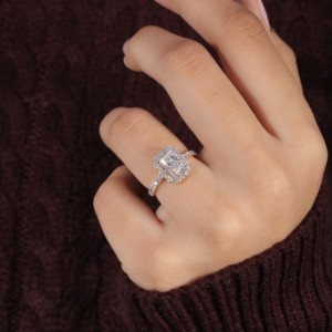 แหวนหมั้นเพชรโมอิสทรงกลมสีมรกต1.31 CT พร้อมรัศมีวงมงกุฎเปียก0.51 CT - Product Image 2
