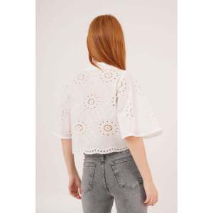 Blusa Corta Blanca con Detalle de Lazos en la Parte Delantera para Mujer, Marca Lustrin, Elegante, Mezcla de Algodón, Manga Corta, Moda de Verano - Product Image 5