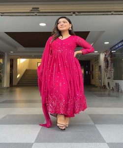 Elegante Top de seda para uso diario, conjunto Palazzo Dupatta con lujoso trabajo de diamantes y elegante vestido Kanchipuram con detalles de volantes - Product Image 2