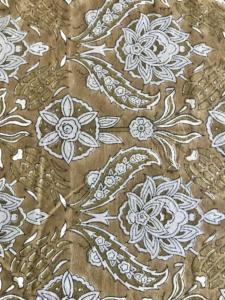 Tela de Algodón Estampada a Mano con Base Marrón y Motivo Floral Paisley Blanco y Oliva - Product Image 2