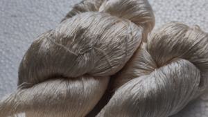 Fil de soie Duke Premium 100% soie de mûrier filée, poids worsted, doux, lustré, pour tricot, crochet, tissage, chenille, décoloré, pelote de 100g - Product Image 6