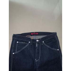 Jeans Y2K de corte recto atlético, cintura alta, con bordados decorativos, denim lavado a la piedra, estilo vintage hip hop, tejido de punto. - Product Image 4