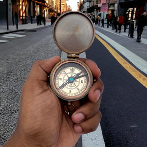 Laiton nautique gravé à mon fils boussole boussole plate avec étui en cuir cadeaux pour hommes cadeaux d'anniversaire cadeaux de baptême pour garçons etc. - Product Image 4