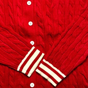 Cardigan tricoté unisexe de haute qualité en acrylique à col en V et manches longues, couleur rouge personnalisée, avec applique brodée, de la Fraternité Delta Sigma - Product Image 6