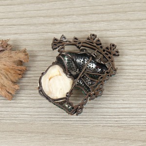 Broche éléphant en pierre verte et perle |   Bijoux fantaisie dorés à thème animal, style vintage, accessoire cadeau pour femme - Product Image 2