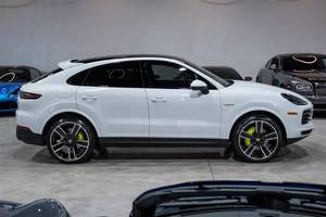 Porsche Cayenne E-Hybrid Coupé d'occasion 2023, blanc, 5 places, phares LED, toit ouvrant panoramique, intérieur en cuir, pneus R21 - Product Image 4