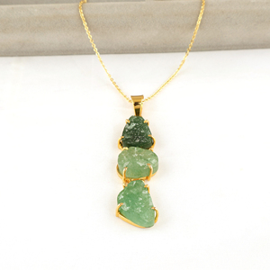 Collier pendentif en quartz vert fraise naturel brut de haute qualité, serti à griffes, plaqué or 18 carats, bijoux en gros - Product Image 3