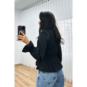 Blusa Negra con Cuello Alto Fruncido para Mujer, Marca Lustrin, con Elegantes Detalles de Encaje, Tejido Transpirable de Mezcla de Algodón para Primavera/Verano - Product Image 5
