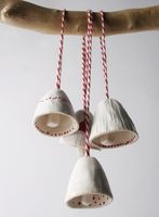 Cloche de vache en céramique rustique unique pour les intérieurs et les espaces extérieurs inspirés de la ferme avec un attrait décoratif antique