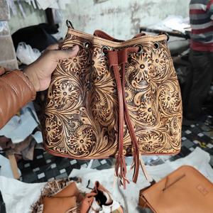 Sac seau pour femme en cuir de vache occidental, artisanat à la main, motif floral bohème, personnalisé, léger, écologique, imperméable, automne, fermeture éclair - Product Image 1