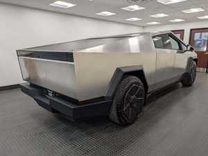 Limpio y Confiable, 2024, Cabina Doble, Tracción en las Cuatro Ruedas, Automático, Volante a la Izquierda, Asientos de Cuero, 600 hp, 0-60 en 4.1s, Autonomía de 340 millas - Product Image 6