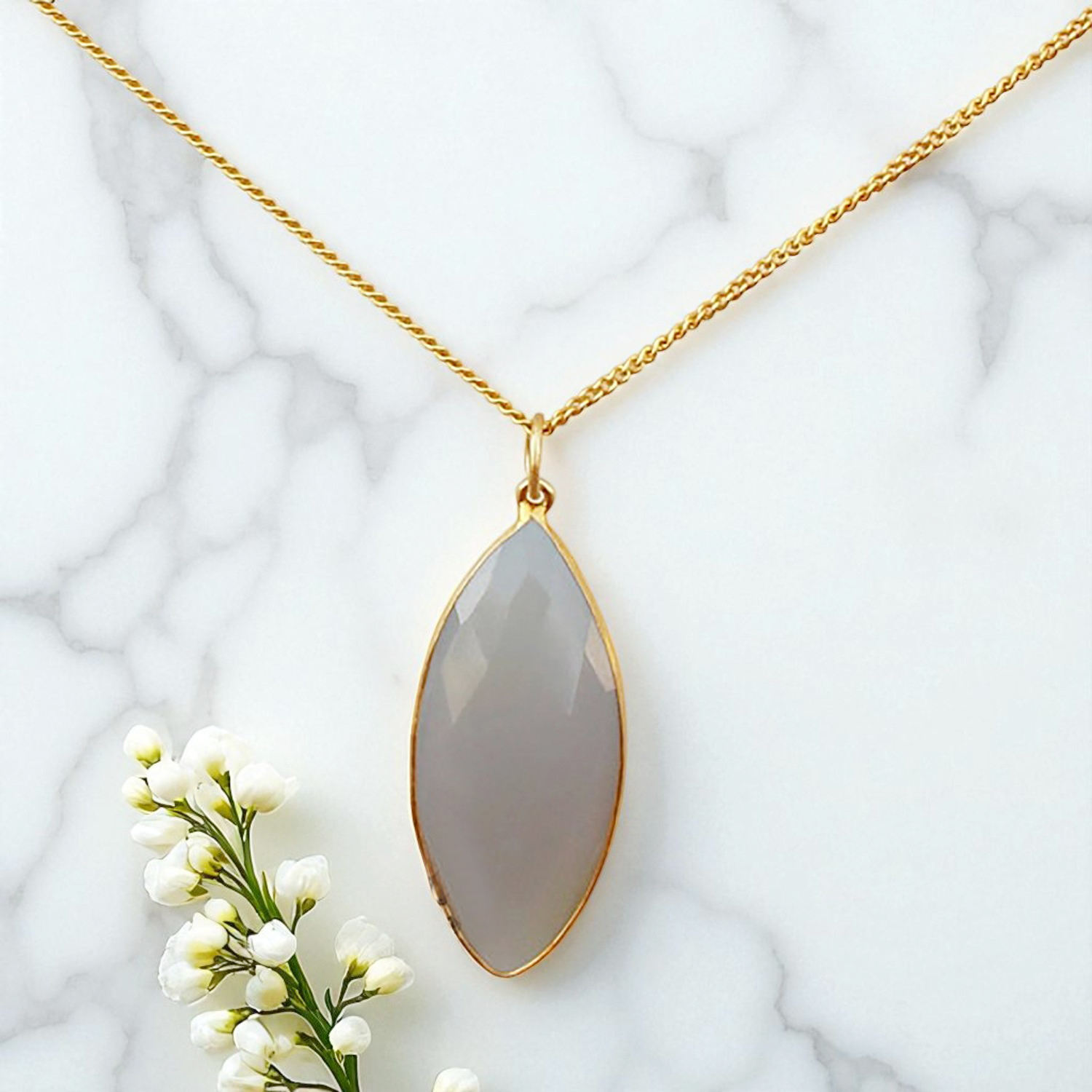 คาลซิโดนีสีเทา