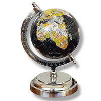Table décorative de décor de cadeau de bureau de globe terrestre de petit monde antique noir, avec un support en argent et un continent africain visible.