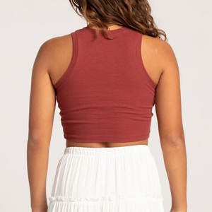 Camiseta sin mangas transpirable perfecta para trajes en capas Camiseta corta de verano ajustada con correas anchas para los hombros - Product Image 4