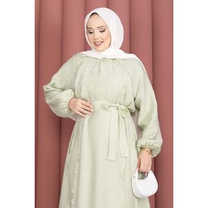 Robe Hijab à Volants et Ceinture Motif Vintage Style Islamique Basique Plumes Tissées en Coton et Mousseline Tendance - Product Image 2