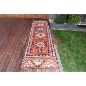 Alfombra Turca Vintage de 2.4x9.4 pies, Alfombra Naranja con Diseño de Plantas y Árboles Herki - Product Image 1