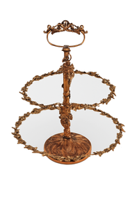 Élégant support à gâteau blanc à deux niveaux avec un design en dentelle complexe Parfait pour les pâtisseries Desserts Décoration de mariage et de fête de luxe - Product Image 4