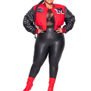 Veste universitaire élégante rouge et noire pour femmes, avec des manches en simili cuir, des détails de patchs sur le devant et des bordures côtelées pour - Product Image 4