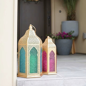 Lanterne décorative traditionnelle en métal pour le Ramadan Kareem avec gravure artistique parfaite pour le décor rustique du Ramadan Kareem - Product Image 1