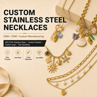 Ensemble de bijoux sur mesure en acier inoxydable plaqué or 18 carats : collier, bracelet, boucles d'oreilles et bague. Bijoux personnalisés en acier inoxydable.