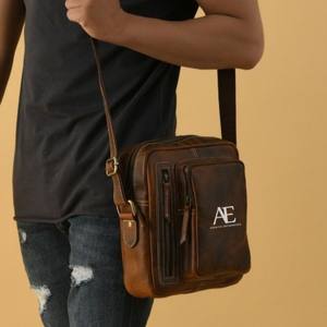 Nouvel arrivage de sacs à bandoulière en cuir véritable faits à la main nouveau design de sacs à main en cuir véritable sacs élégants à usages multiples pour unisexe - Product Image 1