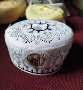 Chapeau de prière pour hommes musulmans de qualité d'exportation Chapeau de prière islamique Kufi Chapeau de couvre-chef avec broderie Chapeau Cadeau de l'Aïd du Bangladesh - Product Image 1