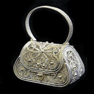 Gabriela Hearst Designer Golden Trunk Style Pochette, avec un cadre structuré. Disponible au prix de gros. - Product Image 5