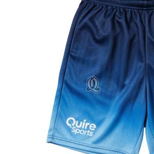กางเกงขาสั้นเล่นฟุตบอลสีน้ำเงินแบบไล่ระดับสีผ้าโพลีเอสเตอร์ซับลิเมตกางเกงขาสั้นเล่นฟุตบอลสำหรับผู้ชายชุดฝึกซ้อมแบบทีม - Product Image 5
