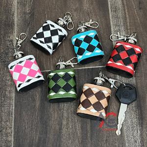 Mini flacons à liqueur en cuir véritable noir et blanc à motif quadrillé, avec nouveau bouchon métallique et clip porte-clés – Article promotionnel haut de gamme - Product Image 1