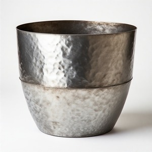 Maceta Sterling Touch con rico brillo de martillo en tono plateado para esquinas espirituales o exhibiciones artísticas de jardín - Product Image 4