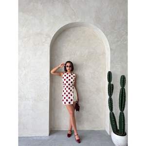 Blusa de Mujer sin Mangas con Patrón de Cuadros Tejida a Crochet - Product Image 3