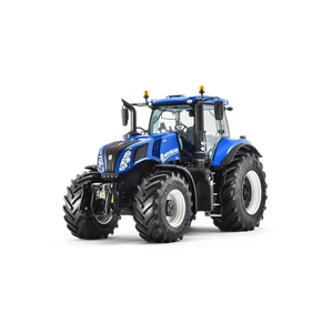 Tractores agrícolas CNH listos para su envío a revendedores de equipos y agricultores - Product Image 1