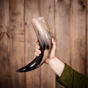 Corne d'hydromel traditionnelle pour les Vikings faite à la main à partir de corne et conçue pour boire lors d'événements médiévaux ou nordiques - Product Image 4