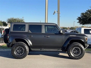 SUV 4x4 tout-terrain d'occasion 2023, automatique, conduite à gauche, haute performance, essence, sièges en cuir, intérieur foncé, pneus R18 - Product Image 3