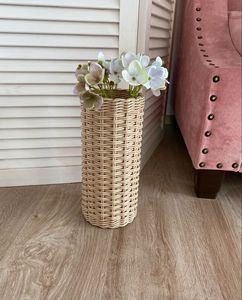 Vase à fleurs en rotin fait main avec des détails rustiques, parfait pour les intérieurs bohèmes, maisons de campagne et espaces de ferme confortables et élégants - Product Image 1