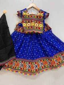 Ensemble Chaniya Choli traditionnel de style culturel gujarati en pur coton avec broderie lourde et travail de miroir véritable, avec dupatta contrasté - Product Image 2