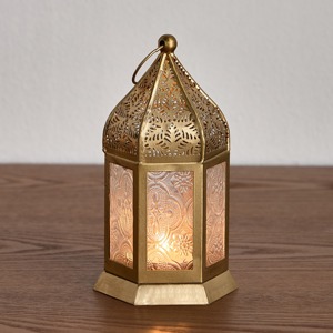 Lanterne en métal doré Porte-bougie élégant Décoration de table élégante Pièce maîtresse pour le salon la chambre à coucher et la salle à manger - Product Image 1