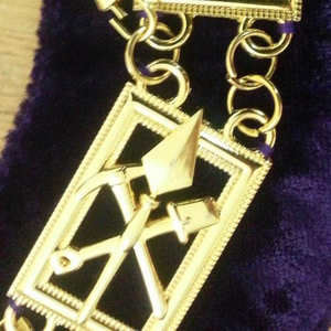 Collar de Cadena Past Masters Blue Lodge, Chapado en Oro sobre Terciopelo Azul, Regalia Masónica, Collares de Cadena Hechos a Medida - Product Image 2