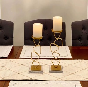 Le contraste du métal froid et de la lumière chaude nous rappelle l'équilibre du calme et la finition artisanale du feu ajoute texture et dimension - Product Image 5