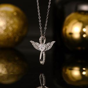 สร้อยคอ Jeulia Hug Me Infinity Angel Wing Heart - โซ่ทองเหลืองชุบทองประดับเพชรซิร์คอนและมุกแบบหนามเตย - Product Image 3