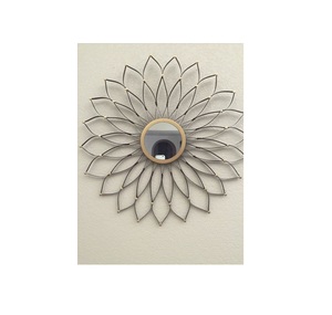 Espejo de pared de metal dorado de primera calidad con detalles artesanales perfectos para un diseño interior elegante y decoración del hogar de alta gama - Product Image 1