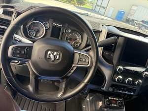 Prix d'usine – Camion plateau d'occasion 2024 Tradesman 5500 de 11 pieds – 360 CV, boîte automatique 6 vitesses, prêt à être expédié dans le monde entier - Product Image 2